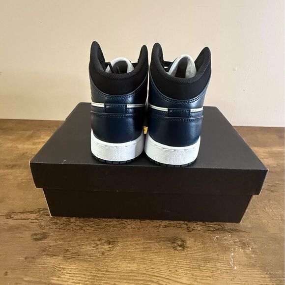 Jordan 1 Mid ‘Armory Navy’ (GS) size 5.5Y/7W - Picture 6 of 10